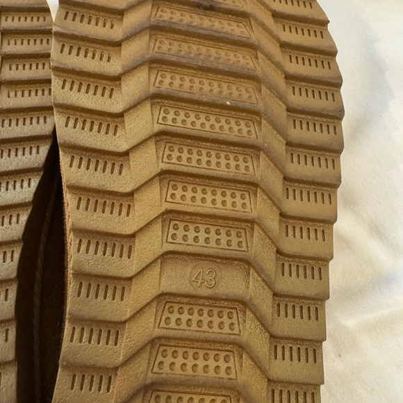 Like new Off-Brand Cozy Brown Women's Slippers - Picture 4 of 4